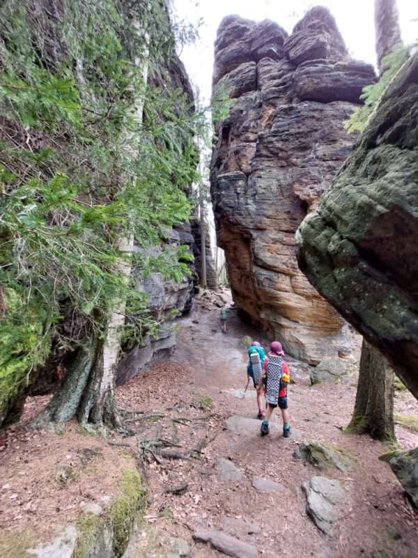 Wanderer zwischen imposanten Felswänden